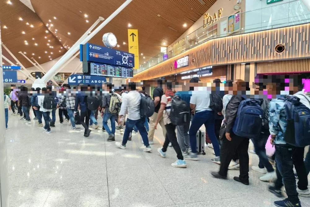 Antara warga asing yang ditolak keamsukannya ke negara ini kerana gagal mematuhi syarat ditetapkan. Foto AKPS