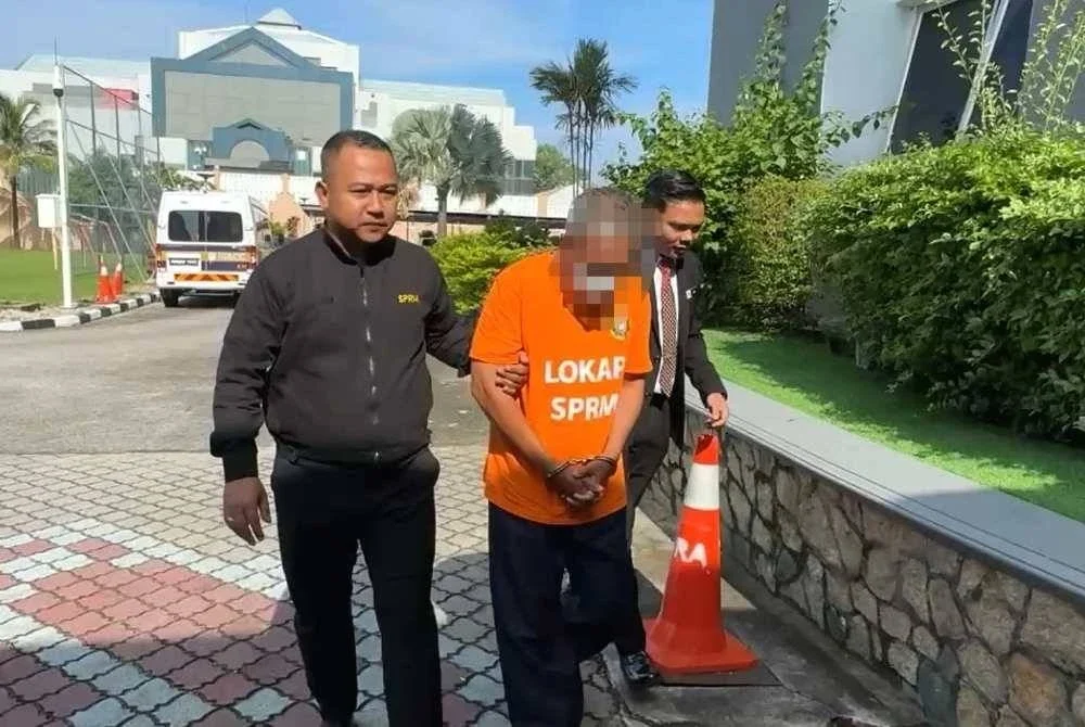 Suspek ketika dibawa untuk mendapatkan permohonan reman di Mahkamah Majistret Kuala Terengganu pada Isnin.