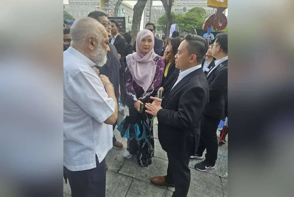 Wan Saiful Wan Jan bersama Nurul Izzah Anwar ketika menyertai perarakan Perarakan Membela Kebebasan Kehakiman di Putrajaya pada Isnin. Foto Facebook Wan Saiful Wan Jan