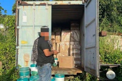 Hasil serbuan kami menemui 1.15 juta batang rokok putih berada dalam sebuah kenderaan dan kontena di lokasi berkenaan.
Foto PGA