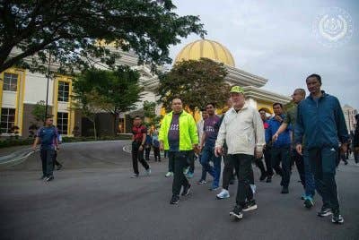 Sultan Ibrahim hari ini berkenan berangkat menyertai program Brisk Walk bersama warga Istana Negara sebagai usaha mengalakkan gaya hidup sihat. Foto FB Sultan Ibrahim