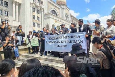 Sebahagian besar ahli Majlis Peguam Malaysia berhimpun di hadapan Istana Kehakiman pada Isnin bagi menyertai Perarakan Demi Mempertahankan Kebebasan Kehakiman.
