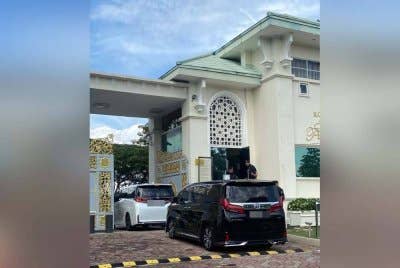 Beberapa kenderaan yang membawa Ahli Parlimen PH mula memasuki pekarangan Seri Perdana pada Isnin.