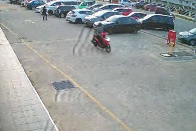 Tangkap layar CCTV yang memaparkan seorang penunggang motosikal meragut wanita di hadapan sebuah kafe di Lotus Lembah Sireh, Kota Bharu pada Ahad. Foto: Tular
