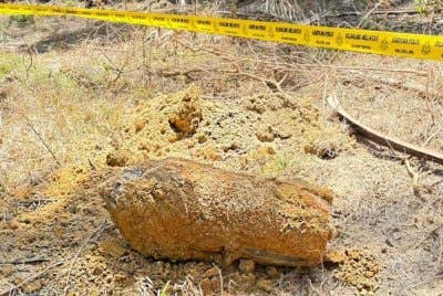 Seorang penduduk terkejut apabila menemukan sebutir objek yang dipercayai bom lama ketika melakukan kerja-kerja pembersihan di kebun kelapa sawit miliknya di Felda Bukit Senggeh, Nyalas.