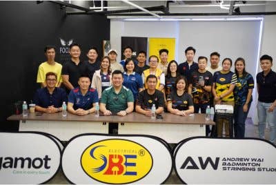 Andrew (duduk, tiga kiri) dan Jacky (duduk, dua kanan) pada sidang media penganjuran Kejohanan Badminton Amal SBE Serla di Petaling Jaya pada Isnin. Foto Penganjur.