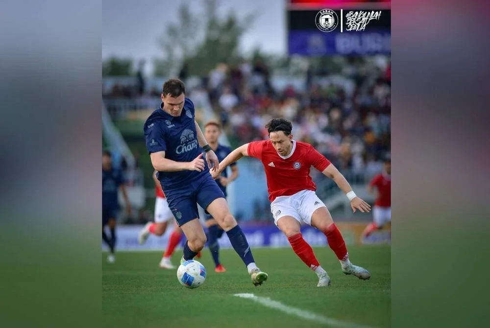 Darren Lok (kanan) ketika berdepan Buriram dalam perlawanan Perisai Komuniti ASEAN 2025 di Stadium Rainbow, Pattani, pada Ahad. Foto Sabah Football Club