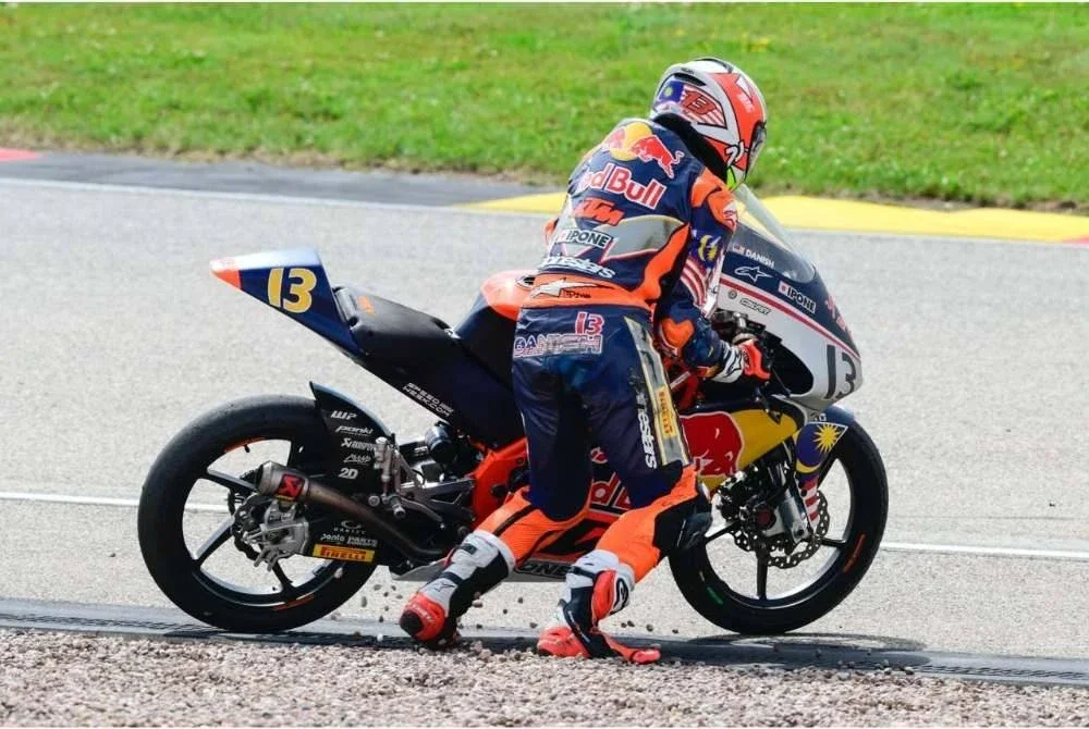 Insiden terjatuh ketika perlumbaan di Sachsenring menyaksikan Hakim Danish menamatkan perlumbaan di luar pungutan mata semasa perlumbaan kedua saingan Piala Rookies Red Bull MotoGP di Litar Sachsenring, Jerman.