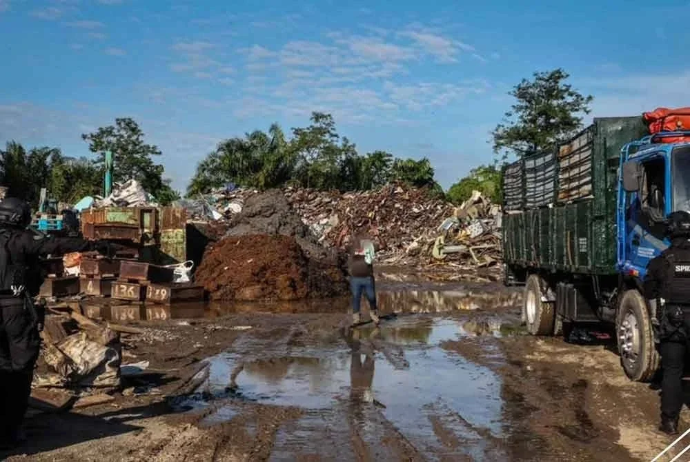 SPRM gempur sindiket penyeludupan besi buruk di lima negeri yang dipercayai membayar rasuah kepada penguat kuasa. Foto Bernama