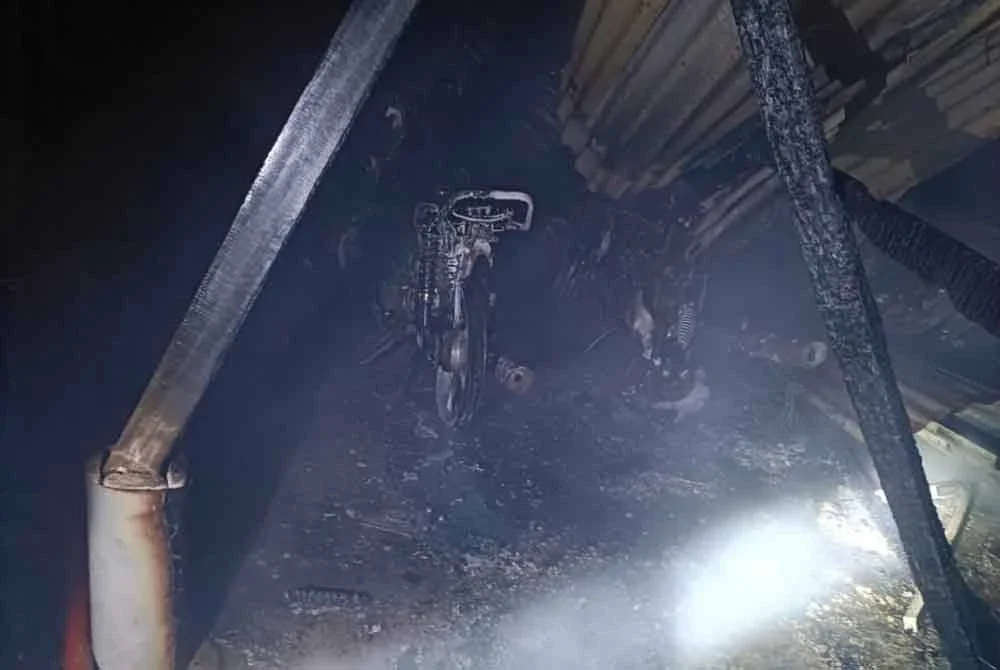 Enam buah motosikal turut terbakar dalam insiden itu.
