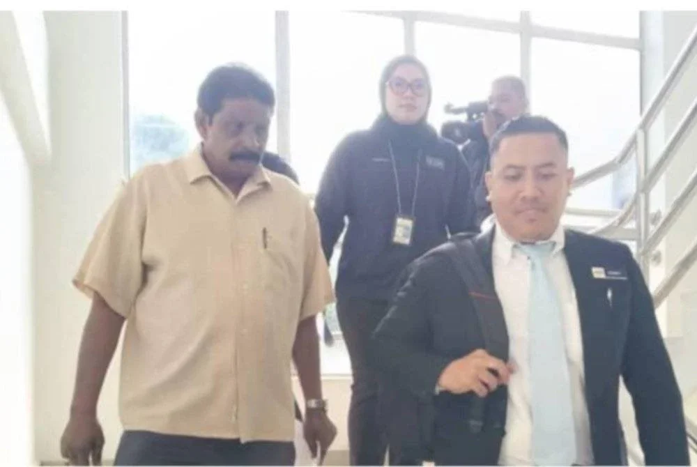 Kalaicheloon (kiri) didenda RM3,500 selepas mengaku salah menjalankan perniagaan agensi persendirian tanpa lesen di Mahkamah Majistret Selayang pada Selasa.