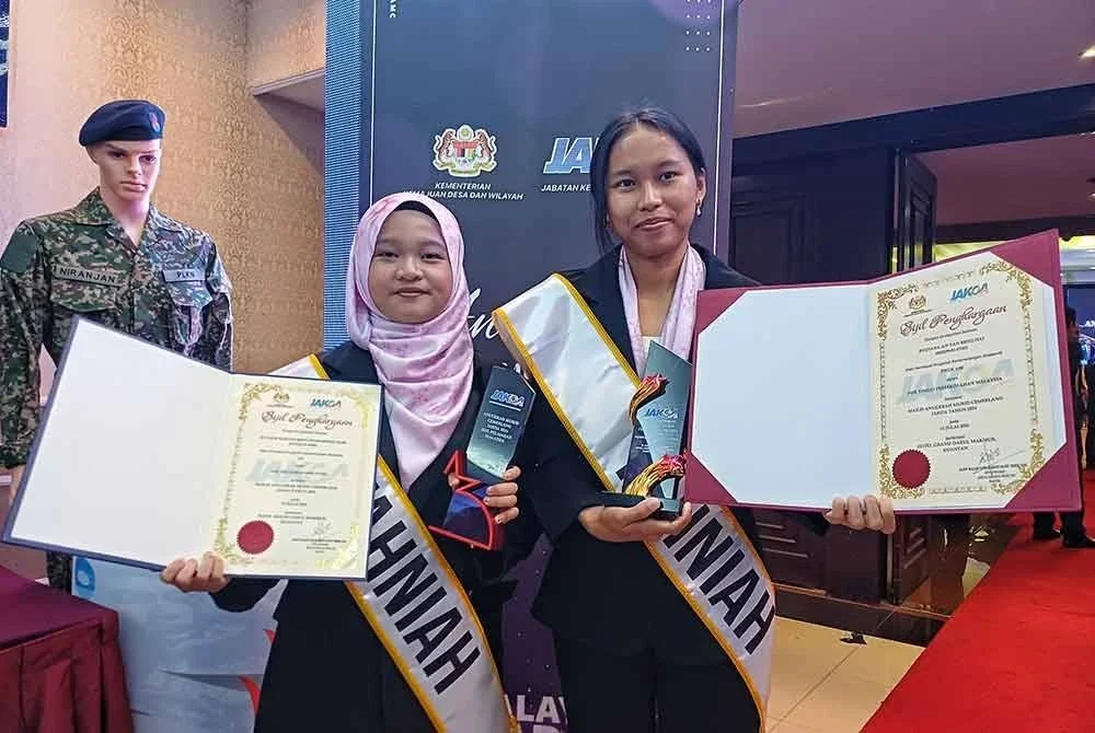 Roziana (kanan) dan Siti Hawani (kiri) Majlis Anugerah Murid Cemerlang (AMC) JAKOA, Sijil Pelajaran Malaysia (SPM) dan STPM 2024 di sebuah hotel di sini pada Selasa. Foto Sinar Harian