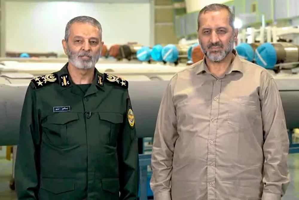 Ketua Turus Angkatan Tentera Iran, Mejar Jeneral Abdolrahim Mousavi (kiri) bersama Komander Angkatan Aeroangkasa Kor Pengawal Revolusi Islam (IRGC), Brigedier Jeneral Majid Mousavi ketika melawat fasiliti pasukan itu pada 14 Julai 2025. Foto IRNA