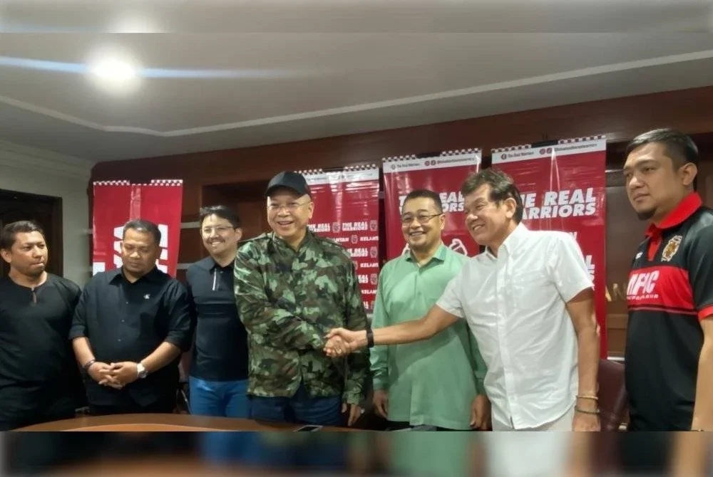 Annuar (tengah) dilantik sebagai Presiden Kelab Bola Sepak Kelantan The Real Warriors (Kelantan-TRW) berkuatkuasa serta-merta.