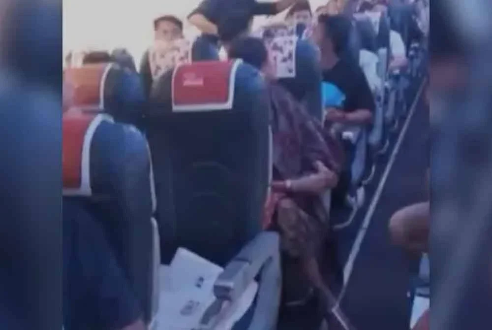 Insiden itu menyebabkan berlakunya kelewatan pada jadual penerbangan. Foto Agensi