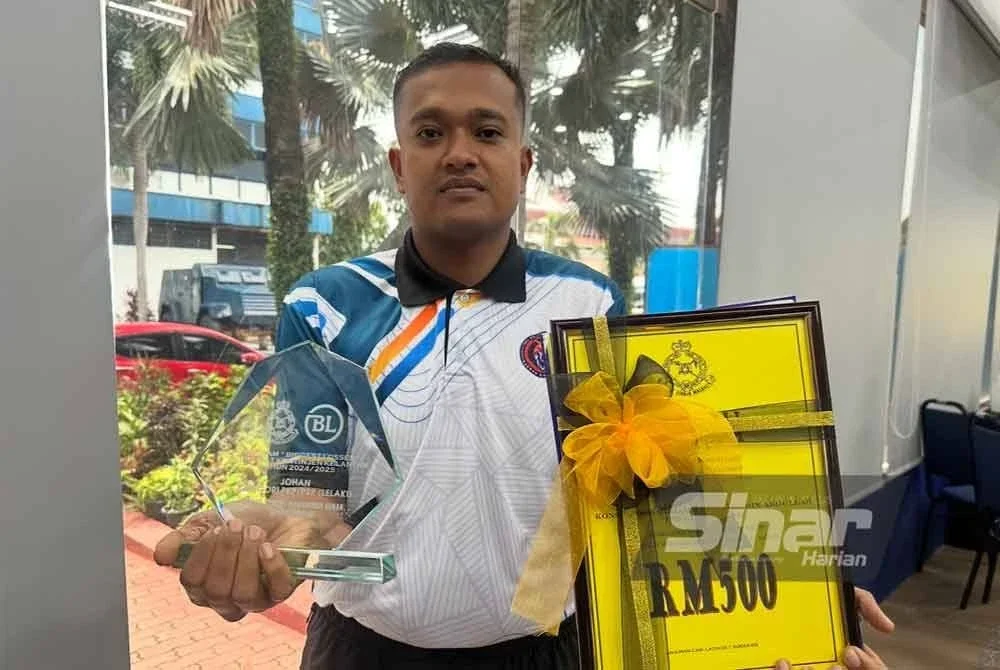 Mohammad Aiman menunjukkan hadiah yang diperolehi selepas berjaya meraih tempat pertama peserta program turun berat badan.
FOTO SINAR HARIAN/ADILA SHARINNI WAHID