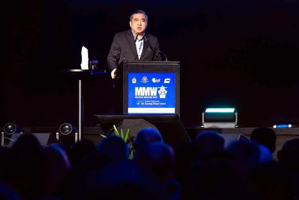 Anthony Loke ketika berucap pada Majlis Perasmian Minggu Maritim Malaysia 2025, hari ini. - Foto: Bernama