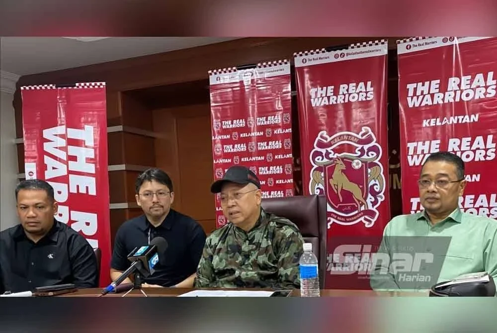 Annuar (dua dari kanan) semasa sidang akhbar rasmi pertama di bilik mesyuarat Stadium Sultan Muhammad IV, Kota Bharu pada Selasa. Foto Sinar Harian HAZELEN LIANA KAMARUDIN