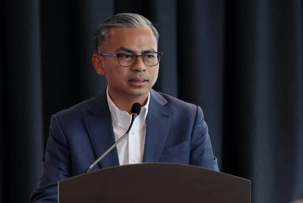 Fahmi ketika berucap pada Majlis Penyampaian Watikah Pelantikan sebagai Anggota Lembaga Pengasas Majlis Media Malaysia di Menara Komunikasi hari ini. - Foto: Bernama