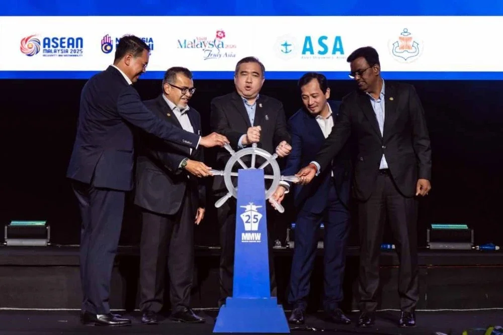 Anthony Loke (tengah) ketika merasmikan Minggu Maritim Malaysia 2025, hari ini - Foto: Bernama