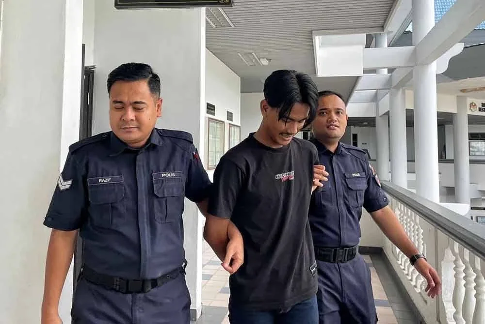Izhan Syahmi (tengah) ketika dibawa keluar dari Mahkamah Majistret di sini, pada Selasa.