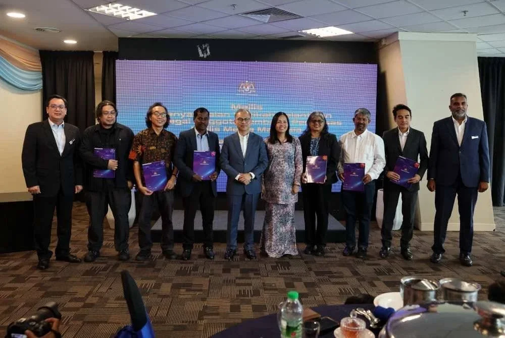 Fahmi (lima dari kiri) bergambar bersama sebahagian penerima watikah pelantikan pada Majlis Penyampaian Watikah Pelantikan sebagai Anggota Lembaga Pengasas Majlis Media Malaysia di Menara Komunikasi hari ini. - Foto: Bernama