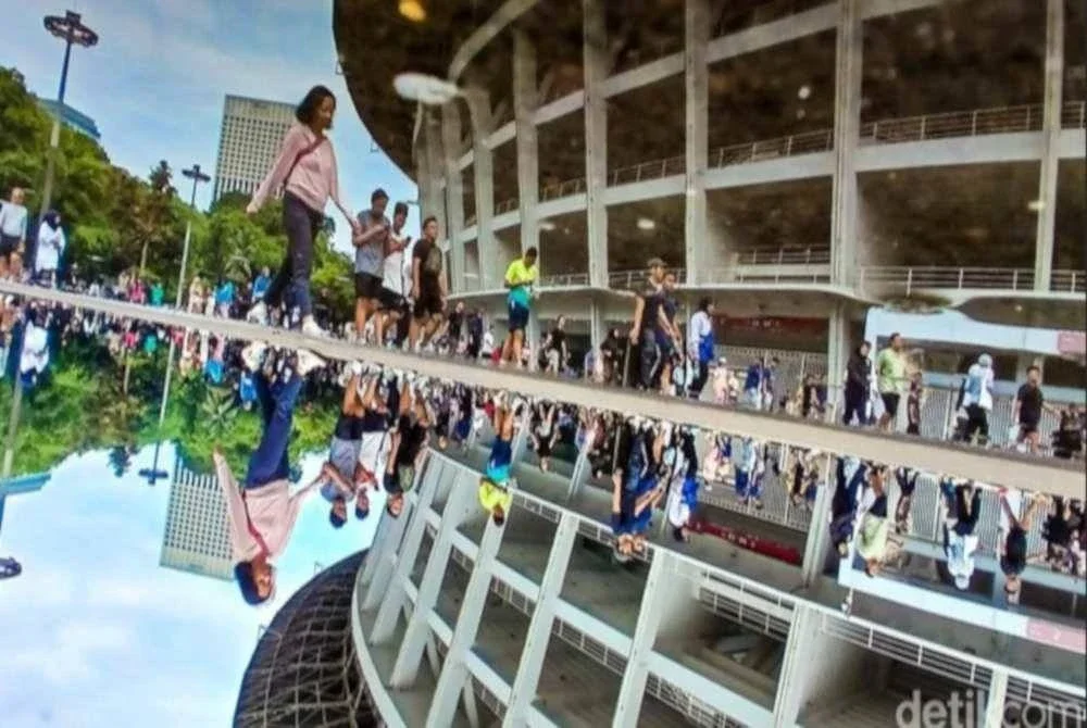 Rakaman video tular memaparkan suara tidak senonoh kedengaran melalui sistem audio umum di kawasan GBK. - Foto Detik.com.