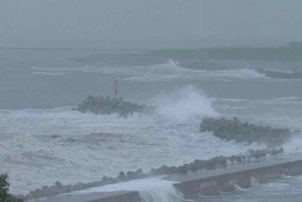 Taufan Nari landa Hokkaido buat kali pertama sejak 2016 mencatat rekod sebagai taufan pertama di pulau itu pada bulan Julai sejak 1951 - Foto: Agensi