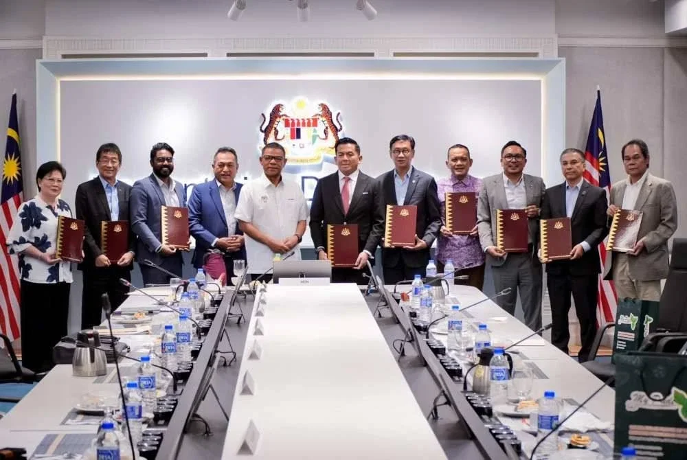 Seramai 17 ahli Parlimen penyokong atau backbenchers Kerajaan Perpaduan dilantik sebagai Friends of Ministry (FOM) bagi Kementerian Dalam Negeri (KDN).