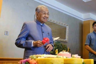 Dr Mahathir ketika menyambut ulang tahun kelahirannya yang ke-100 baru-baru ini. Foto FB Dr Mahathir bin Mohamad