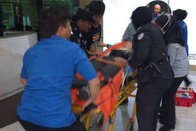 Mangsa dikejarkan ke hospital untuk rawatan lanjut.