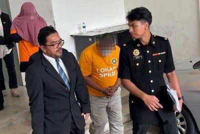 Dua individu ditahan bagi membantu siasatan berkaitan rasuah bernilai kira-kira RM70,000.