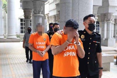 Dua warga Bangladesh direman SPRM pada Selasa dipercayai mendalangi sindiket kemasukan warga asing di KLIA.