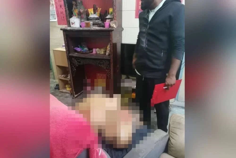 Polis menemui mangsa yang sudah meninggal dunia selepas pihak bomba berjaya membuka pintu rumahnya yang berkunci.