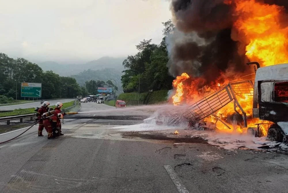 Anggota Bomba dan Penyelamat sedang memadamkan kebakaran sebuah lori di Lebuhraya Karak pada Rabu. Foto ihsan JBPM Selangor