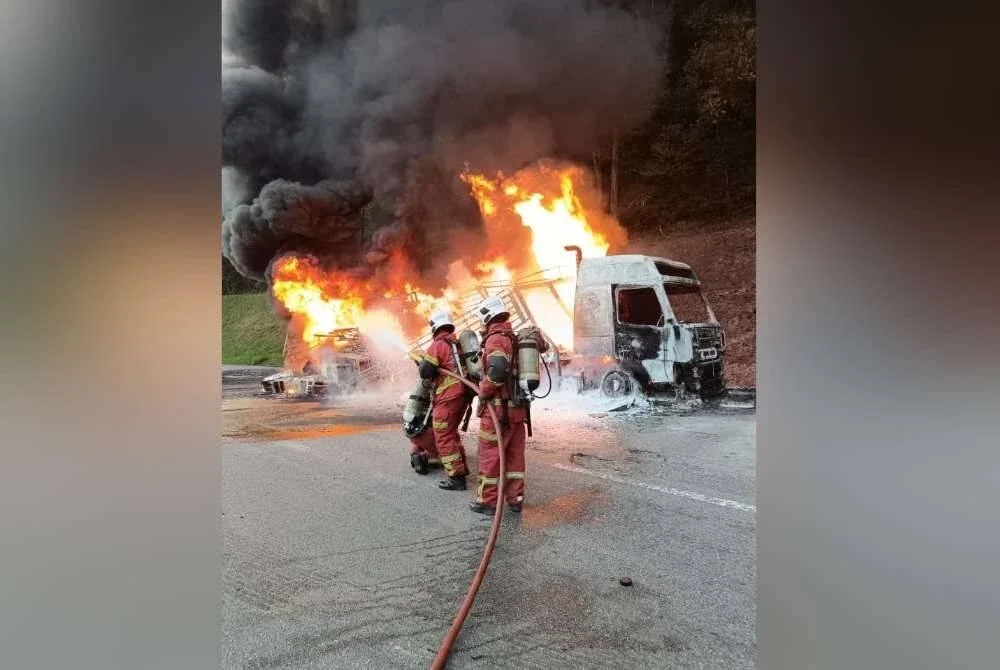 Anggota Bomba dan Penyelamat sedang memadamkan kebakaran sebuah lori di Lebuhraya Karak pada Rabu. Foto ihsan JBPM Selangor