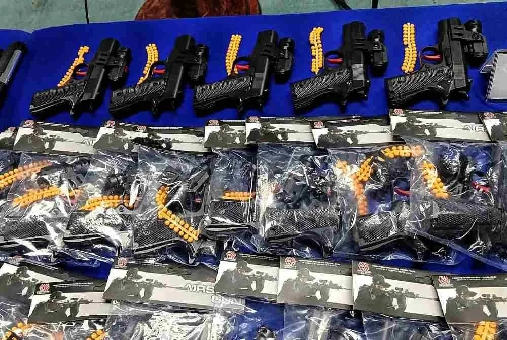 Sebahagian pistol tiruan yang dirampas dalam serbuan itu.