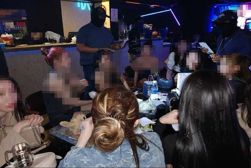 JIM menahan 11 wanita warga asing disyaki GRO dalam serbuan di pusat hiburan di Klang pada Selasa.