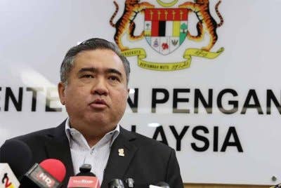 Anthony ketika sidang media berkenaan inisiatif penambahan kapasiti Pusat Pemeriksaan Kenderaan Motor (PPKM) di kementeriannya pada Rabu. Foto Bernama