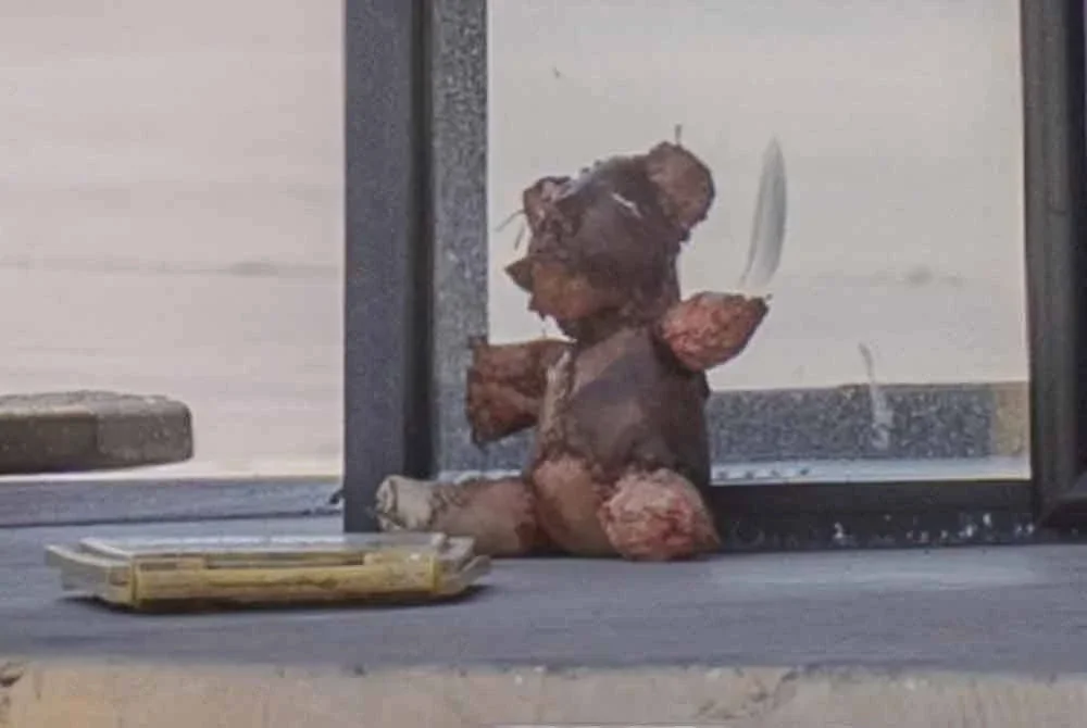 Patung itu diletakkan di sebuah stesen bas.-Agensi