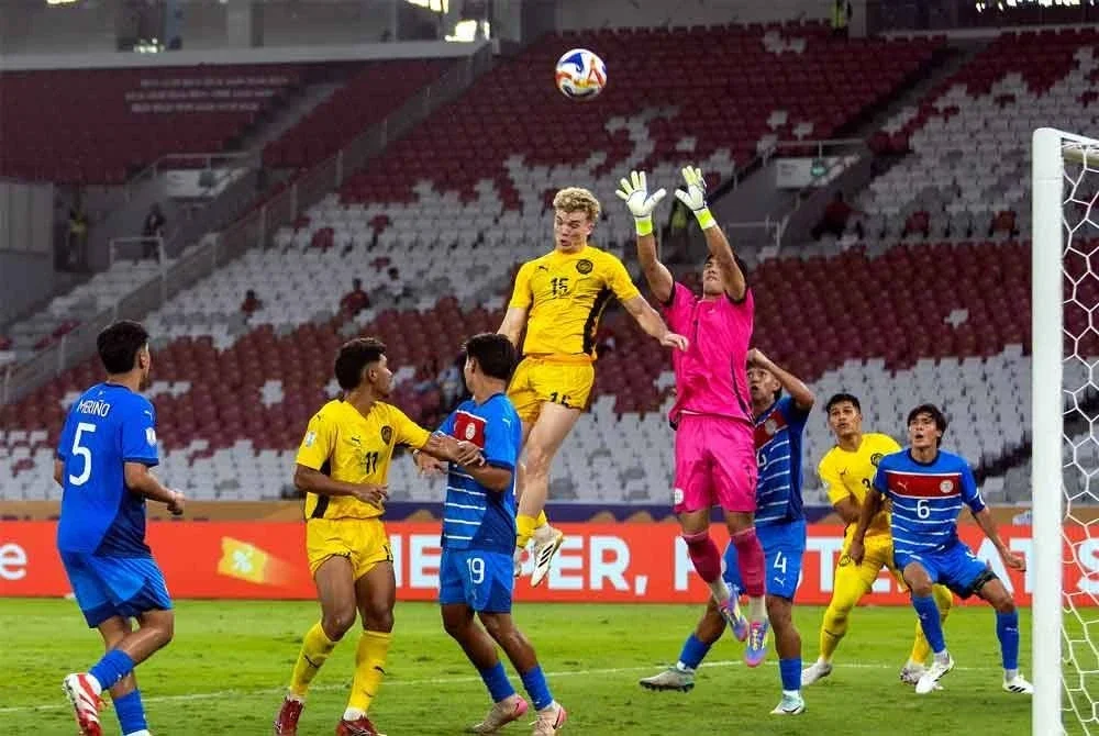 Penyerang bawah 23 tahun negara, Fergus Tierney melakukan asakan ke arah pintu gol lawan pada perlawanan pembukaan kempen Kejohanan Piala ASEAN B-23 2025 menentang Filipina di Stadium Gelora Bung Karno, pada Selasa. Foto Bernama