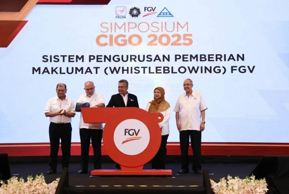 Azmi (tengah) merasmikan Simposium CIGO dan Mesyuarat CIGO Tahun 2025 pada Rabu. Foto SPRM