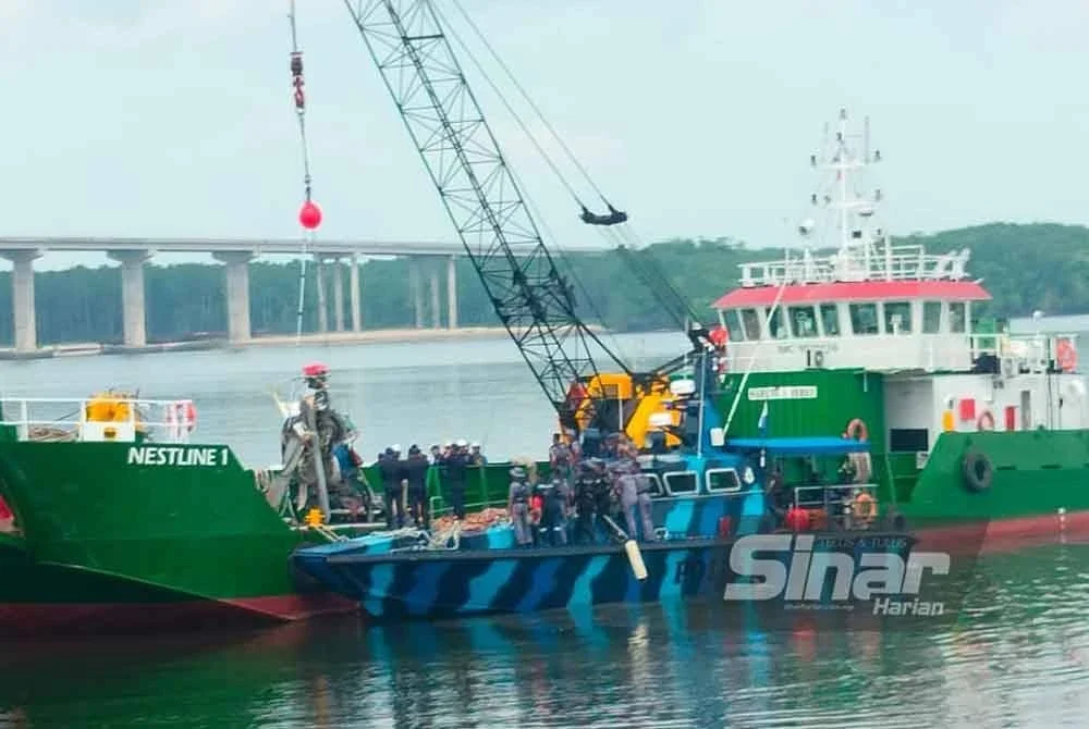 Operasi melibatkan sebuah kapal kren dan dua unit bot peronda Pasukan Polis Marin (PPM).