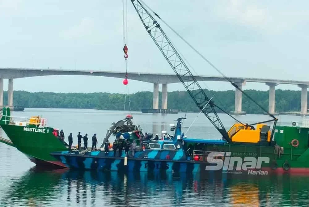Kerja-kerja mengangkat bangkai helikopter yang terhempas di Sungai Pulai.