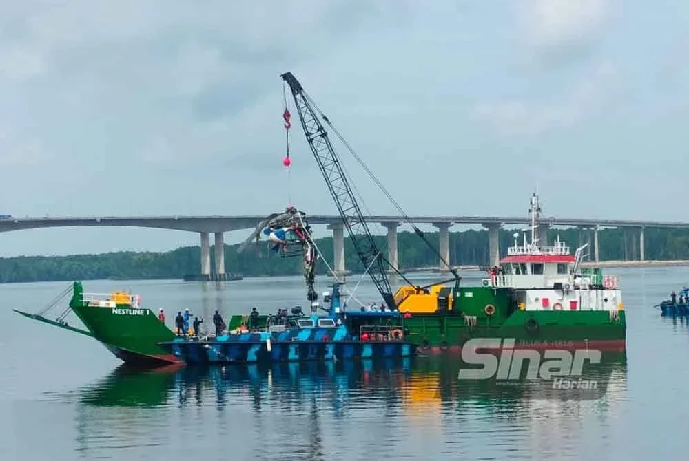 Bangkai helikopter PDRM yang terhempas di Sungai Pulai ketika Latihan MITSATOM 2025 berjaya dinaikkan pada Khamis.