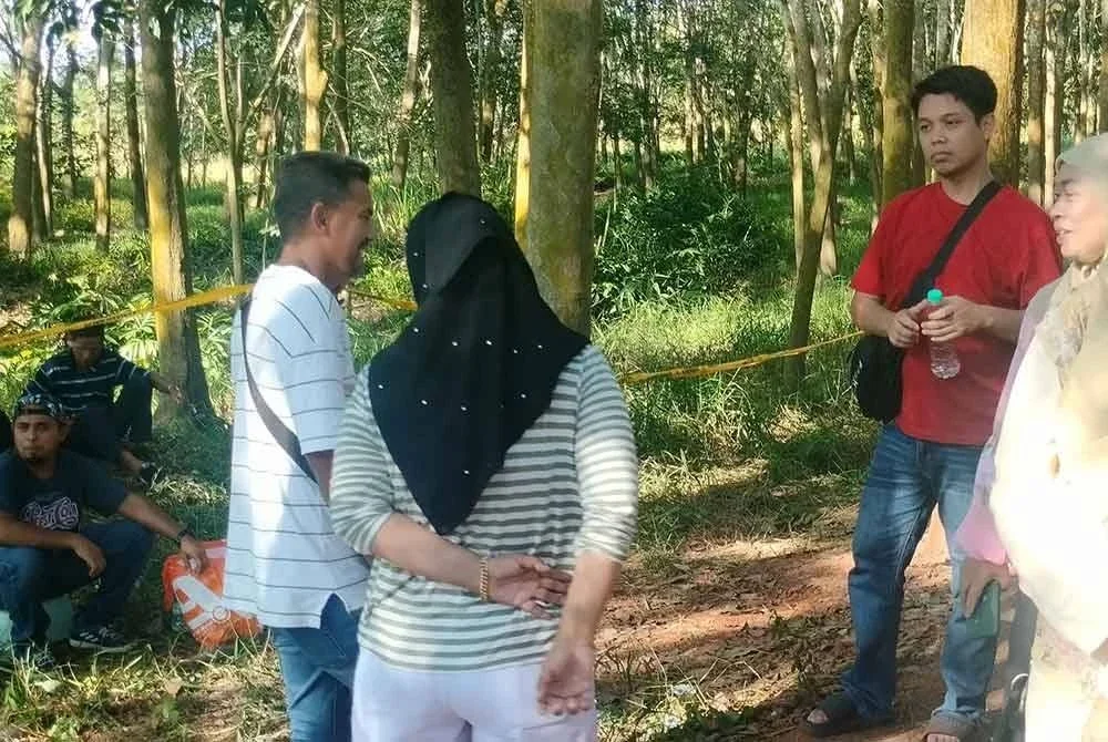 Keluarga dan rakan-rakan Tengku Nizaruddin berada di lokasi pencarian di Sungai Tui, Bukit Kepong.