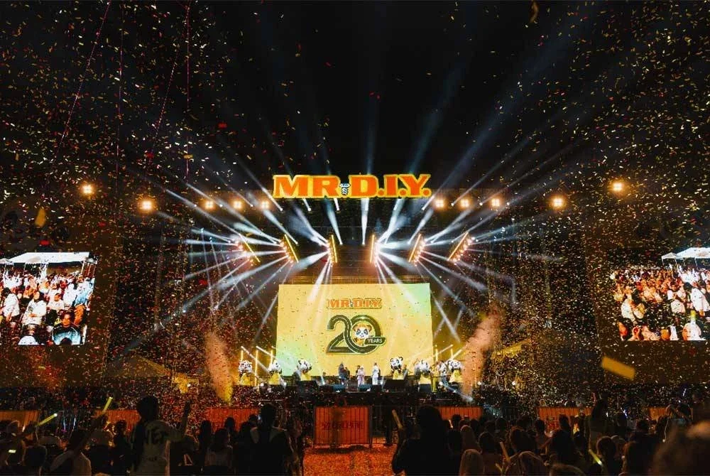 Konsert Ulang Tahun ke-20 MR D.I.Y. dianjurkan di Stadium Merdeka, Kuala Lumpur pada Jumaat lalu.