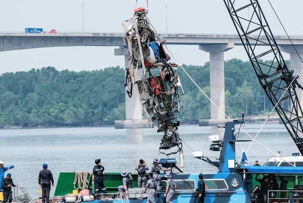 Bangkai helikopter PDRM yang terlibat kemalangan Khamis lepas berjaya dinaikkan dengan kerjasama pelbagai agensi di Sungai Pulai, berhampiran Jeti Maritim Malaysia Negeri Johor pada Khamis. Foto Bernama