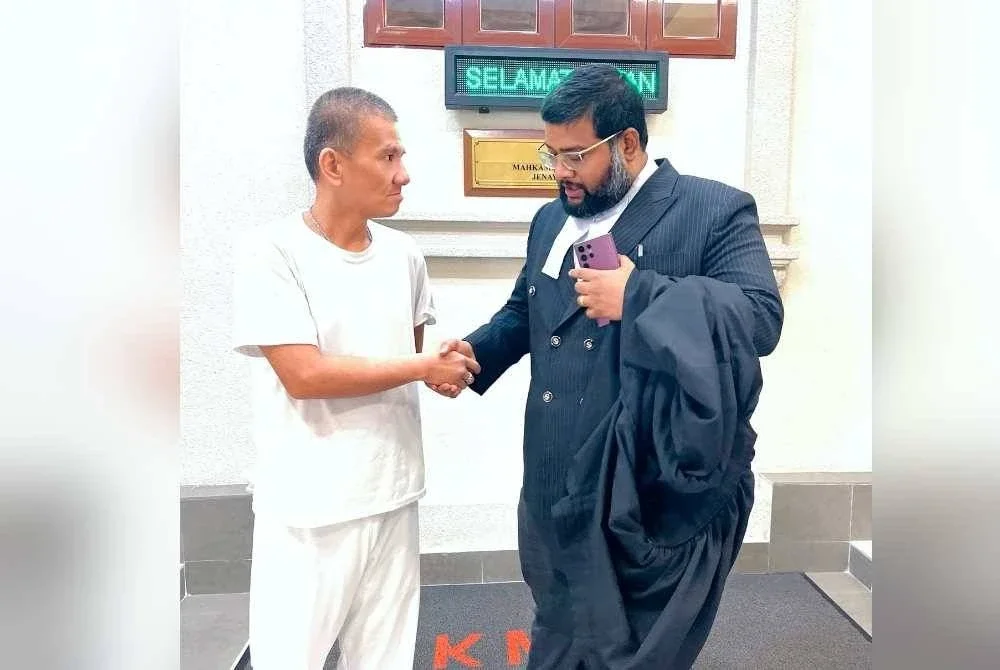 Kah Soon (kiri) dibebaskan daripada kes dadah, ditemani peguamnya Sivahnanthan di Mahkamah Tinggi Kuala Lumpur pada Khamis.