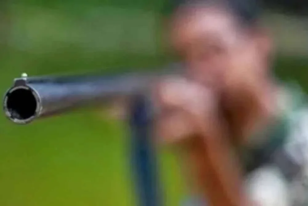 Seorang lelaki warga emas maut dipercayai tertembak diri sendiri di kebun durian miliknya di Kuala Klawang di sini, pada petang Rabu. Gambar hiasan